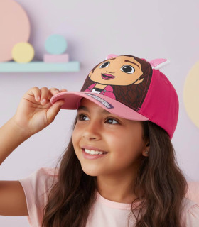 ȘAPCĂ PENTRU COPII CU COZOROC ȘI APLICAȚIE GABBY'S DOLLHOUSE 53 CM Cerda