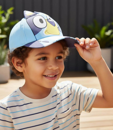 ȘAPCĂ PENTRU COPII CU COZOROC ȘI APLICAȚIE BLUEY 53 CM Cerda